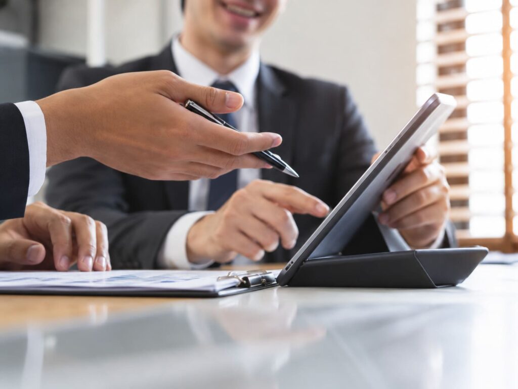 servicios de asesoramiento financiero. Asesor que muestra el plan de inversión para los clientes de la oficina de consultoría.